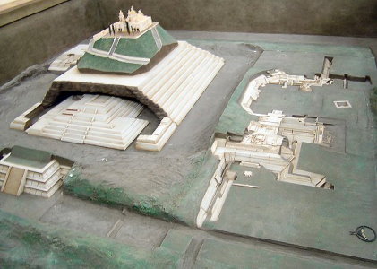 Maquette de la pyramide de Cholula mettant en lumière les différentes phases de sa construction.