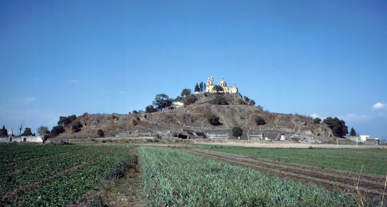 Profil de la pyramide de Cholula, avec l'église du XVIe siècle à son sommet.