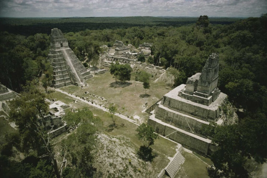 Le centre cérémoniel de Tikal au Guatémala, avec les principales pyramides du site.