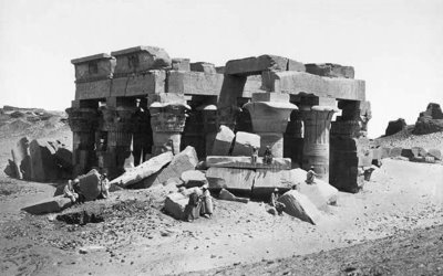 Vue du temple de Kom Ombo avant son dégagement, au XIXe siècle.