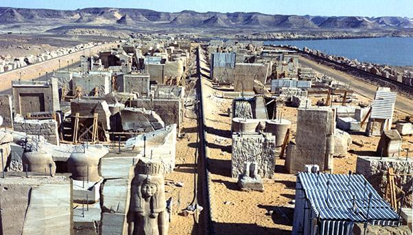 Stockage des éléments de pierre lors du transfert des temples d'Abou Simbel.