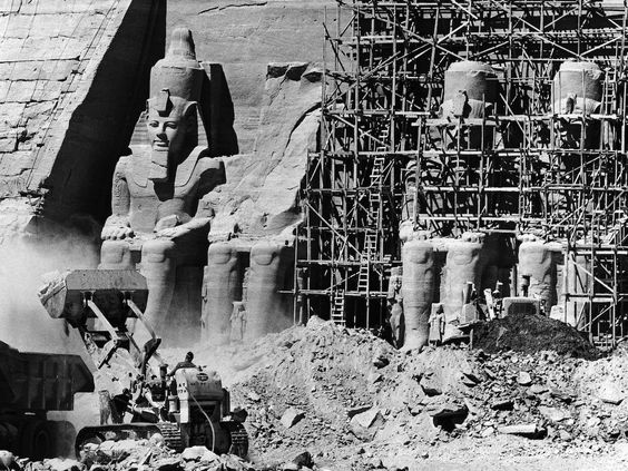 Travaux de transfert du tombe d'Abou Simbel en Nubie.