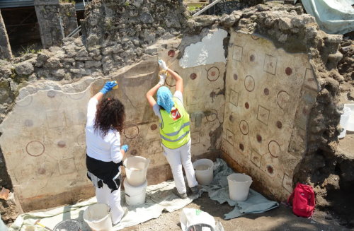 Archéologues travaillant sur des ruines avec des fresques.
