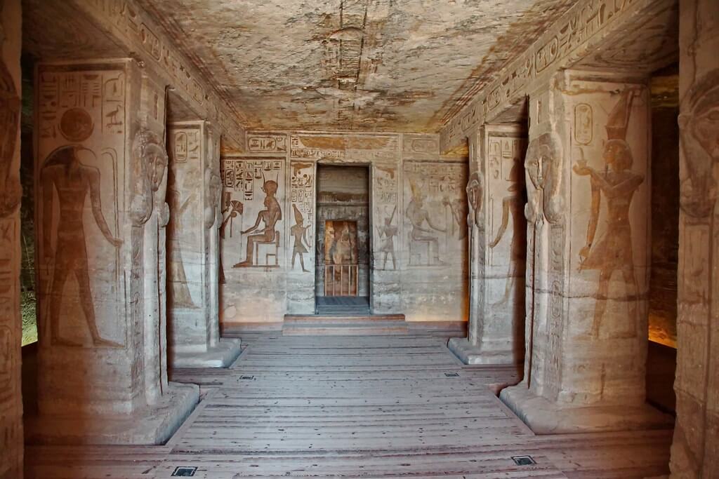 Intérieur du petit temple d'Abou Simbel