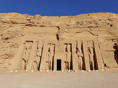 Vue du petit temple d'Abou Simbel et des colosses de Ramsès II et son épouse Néfertari