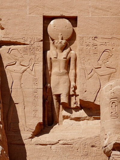 La statue d'Horus Horakhty surmontant la porte du grand temple d'Abou Simbel.