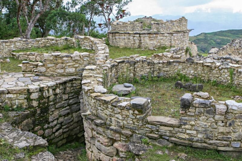 Fondations d'édifices à Kuelap, grand site archéologique du Pérou et de l'Amérique précolombienne