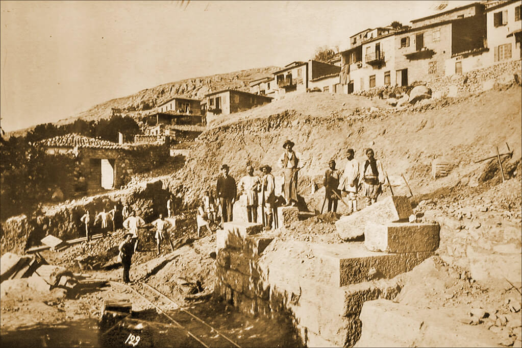 fouilles archéologiques du sanctuaire de Delphes au XIXe siècle