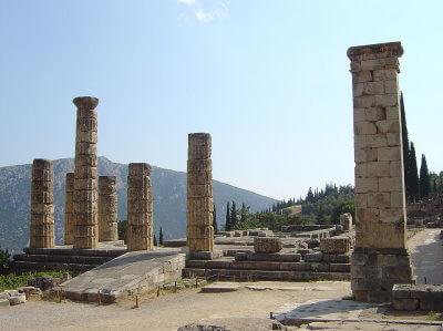 Les ruines du temple d'Apollon dans le sanctuaire de Delphes en Grèce