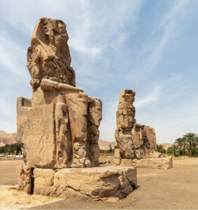Vue des colosses de Memnon à l'Aménophium