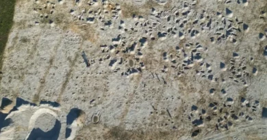 Village celte vu du ciel avec les trous de poteaux des édifices