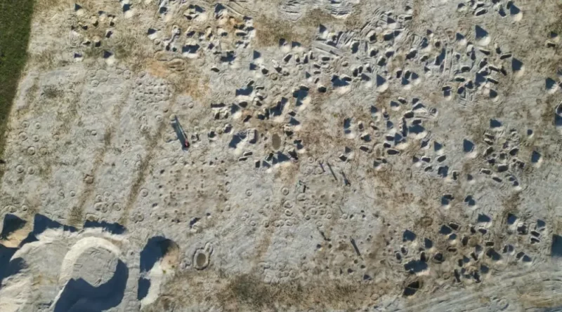Village celte vu du ciel avec les trous de poteaux des édifices