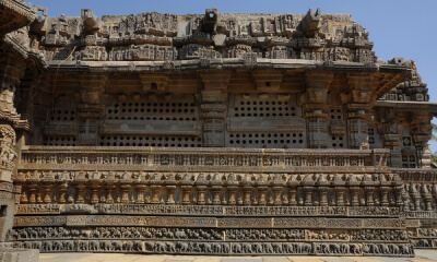 Adhisthana à six niveaux le long des murs du mandapa. Sites archéologiques et historiques classés à l'UNESCO en 2023.