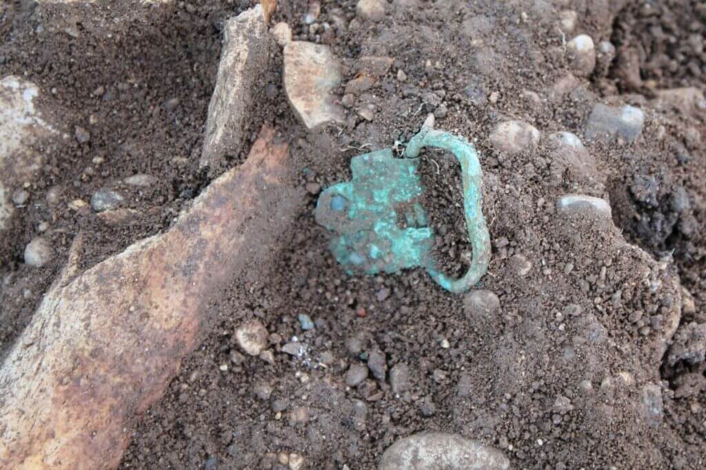 Découverte archéologique d'une boucle de ceinture dans un village celte et romain