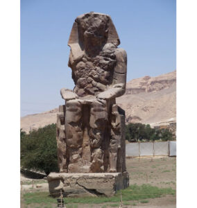 Vue du colosse nord, colosses de Memnon, temple funéraire d'Aménophis III