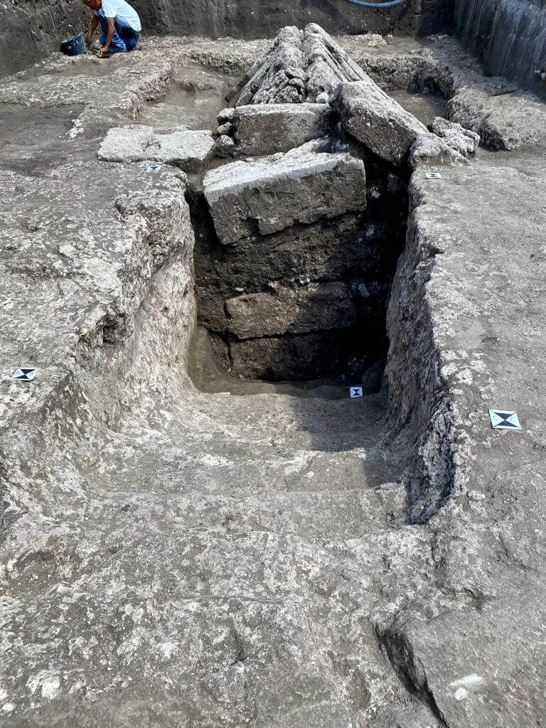 Accès à la sépulture peinte découverte à Pontecagnano