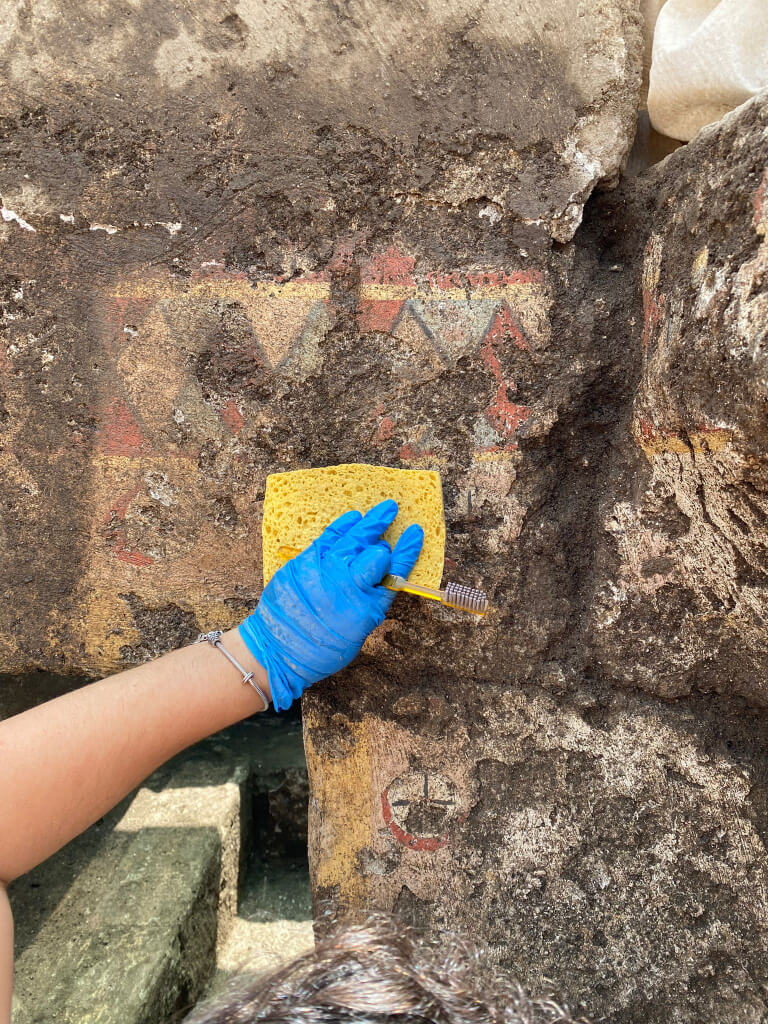 Une archéologue dégage les fresques de la sépulture