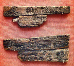 Fragments d'ébène dont les inscriptions relatent la visite du roi Horus-Aha au sanctuaire de Neith à Saïs.