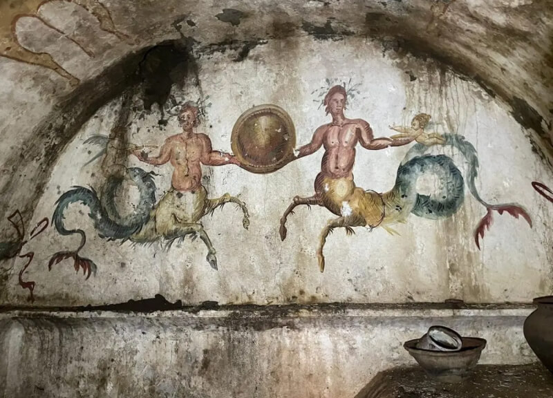 Fresques de la "tombe de Cerbère" découverte à Giugliano en Italie
