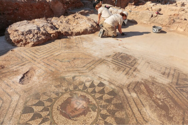 Mosaïque représentant la Méduse, des fleurs et des animaux, trouvée dans une domus romaine de Mérida