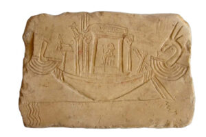 Bas relief représentant le navire processionnel de la déesse chat Bastet.