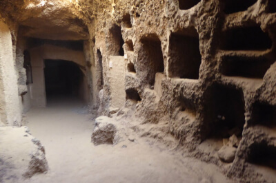 Nécropole de Tounah el-Gebel, catacombes.