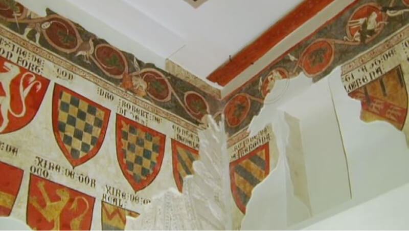 Peintures médiévales de blasons à Tolède.