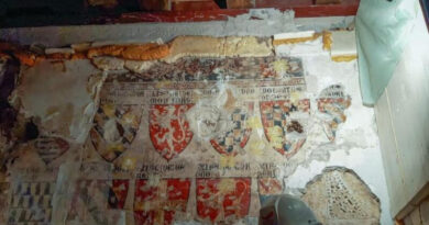 Peintures médiévales de blasons à Tolède.