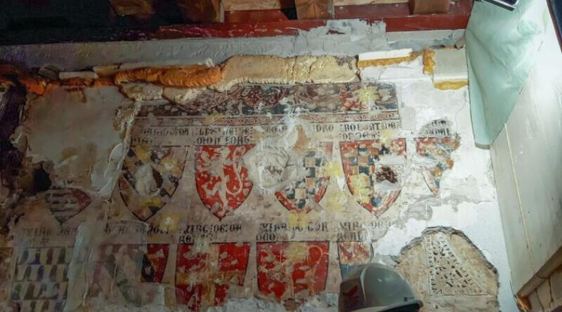 Peintures médiévales de blasons à Tolède.