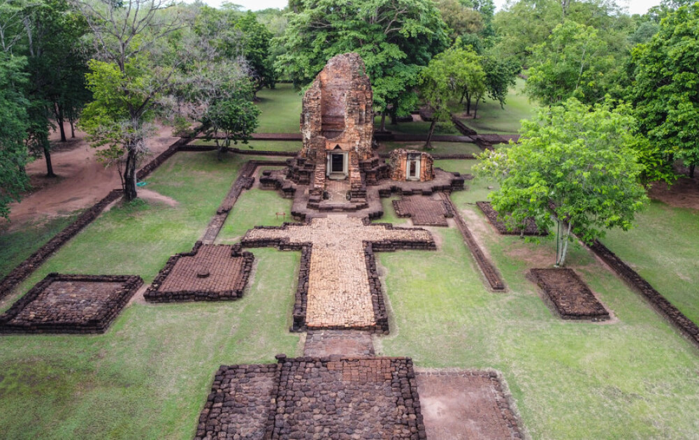 Vue du Prang Song Phi Nong à Si Thep, site classé à l'UNESCO en 2023