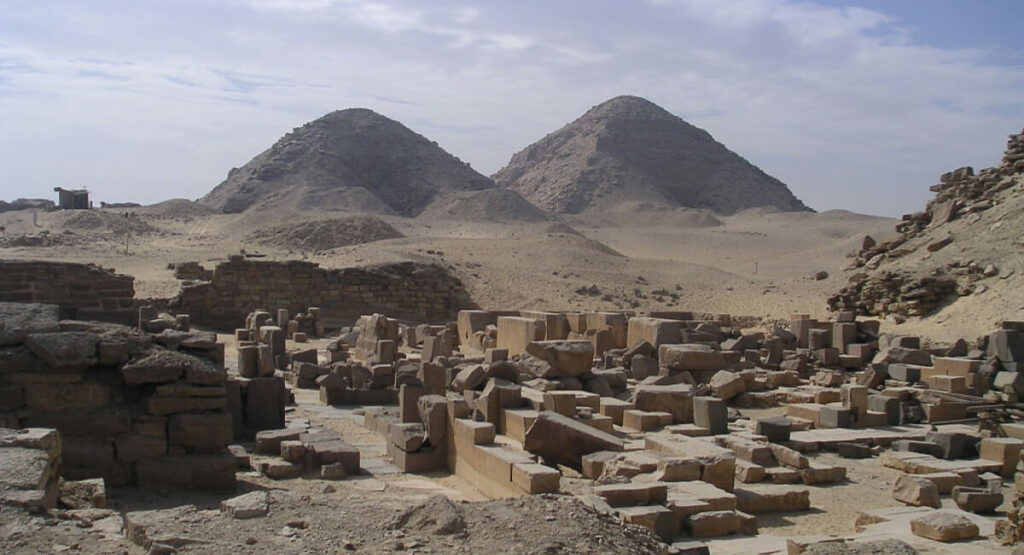 Pyramides de Niouserrê et de Néferirkarê Kakaï à Abousir, nécropole des pharaons de la Ve dynastie près de Memphis.