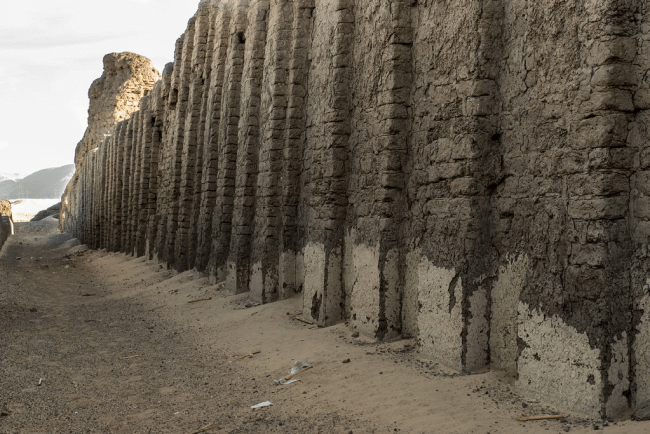 Vue du mur de l'enclos de Shunet el-Zebib, près d'Abydos