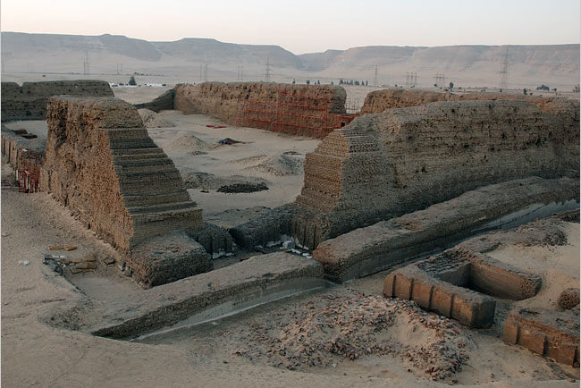 Vue de l'enclos de Shunet el-Zebib, près d'Abydos