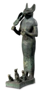 Statue de bronze de la déesse chat Bastet vénérée à Bubastis