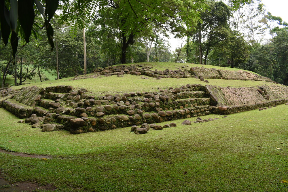 Structure 6 de style maya, parc de Tak'alik Ab'aj, Guatémala. Sites archéologiques et historiques classés à l'UNESCO en 2023.