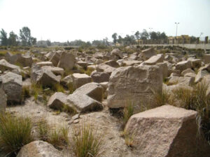 Vue des blocs épars sur le site du temple de Bastet à Bubastis.