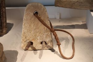Archéologie sous-marine, reconstitution d'une ancre antique au musée d'Arles