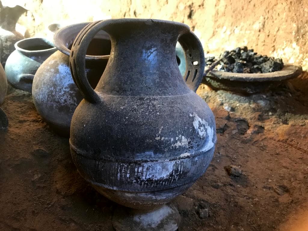 Contenu d'une tombe étrusque intacte d'une nécropole de l'ancienne cité de Vulci