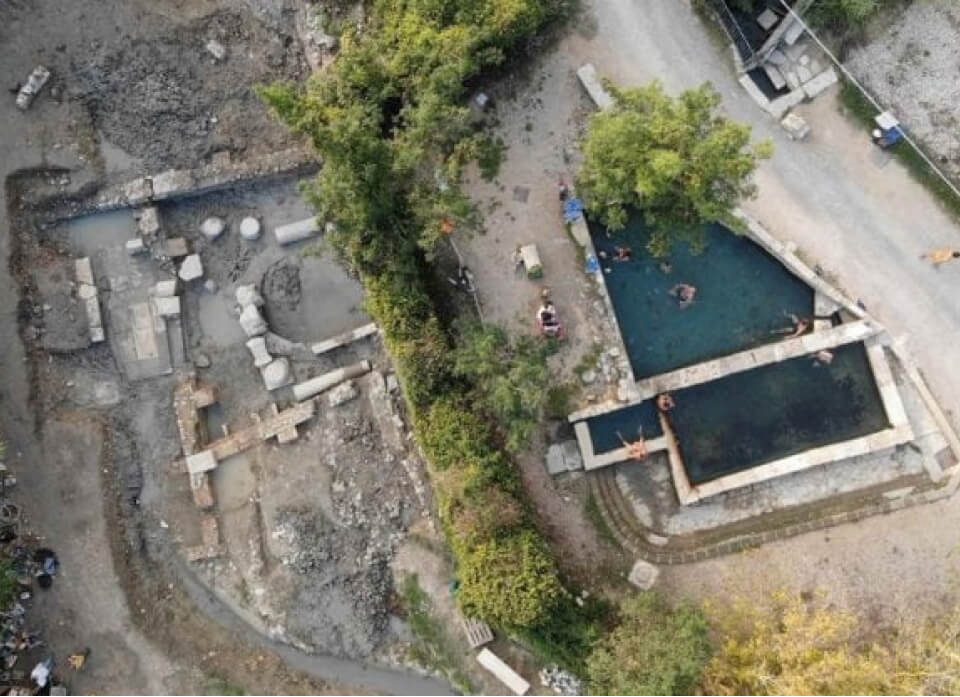 Vue du complexe thermal de San Cassiano dei Bagni en cours du fouille