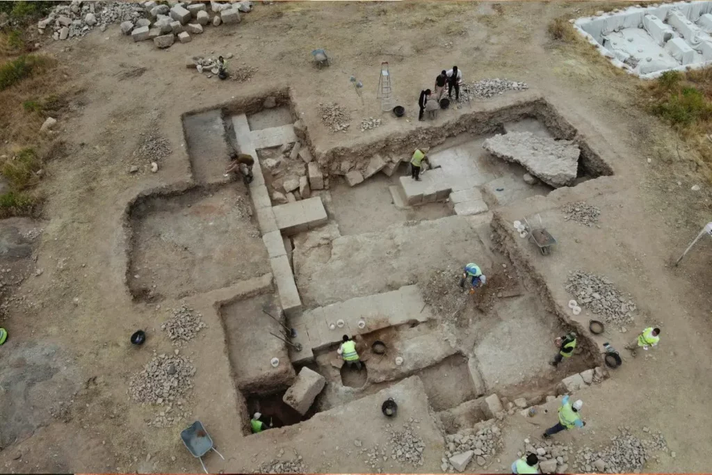 Fouille des archives de Dolichê où les archéologues ont retrouvé des milliers de sceaux