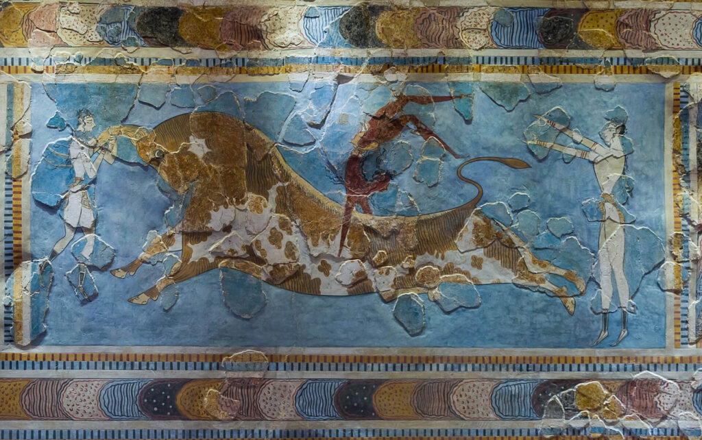 Fresque minoenne partiellement reconstituée montrant le saut du taureau et découverte à Cnossos, un des plus grands sites archéologiques de Crète et des Minoens
