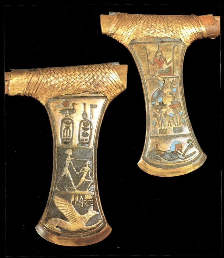 Hache cérémonielle trouvée dans la tombe de la reine Ahhotep II