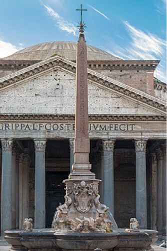Obélisque de Ramsès II pour Héliopolis, aujourd'hui situé devant le Panthéon à Rome.