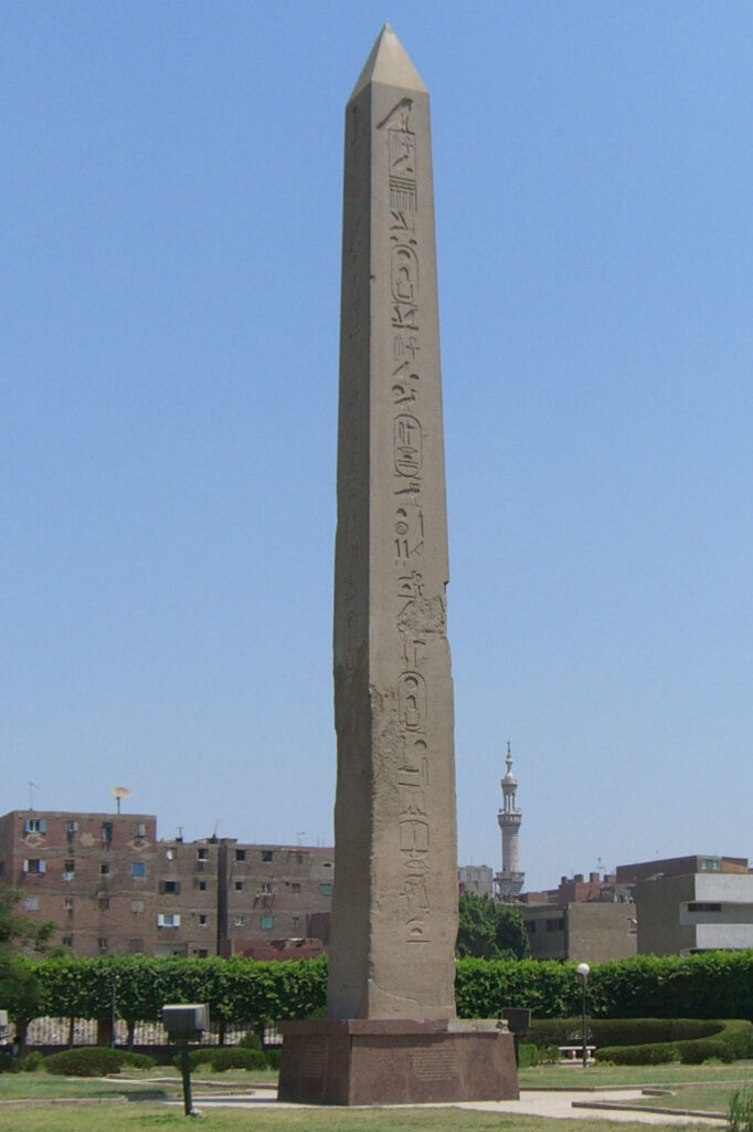 Vue moderne de l'obélisque de Sésostris Ier à Héliopolis, la cité du soleil