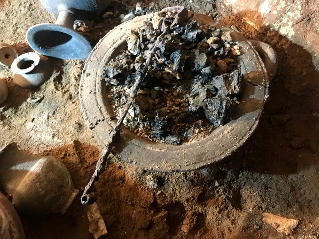 Contenu d'une tombe étrusque intacte d'une nécropole de l'ancienne cité de Vulci