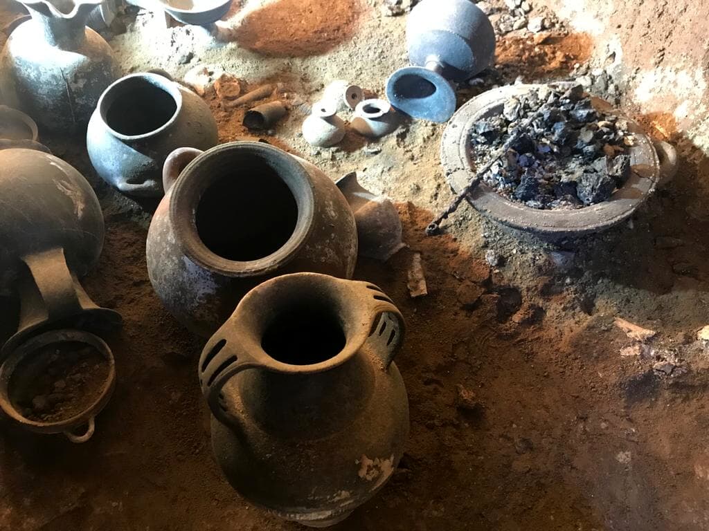 Contenu d'une tombe étrusque intacte d'une nécropole de l'ancienne cité de Vulci