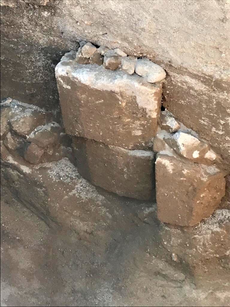 Blocs de pierre scellant une tombe étrusque intacte d'une nécropole de l'ancienne cité de Vulci