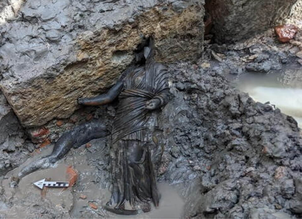 Statues étrusco-romaines in situ lors des fouilles du complexe thermal de San Cassiano dei Bagni en cours du fouille