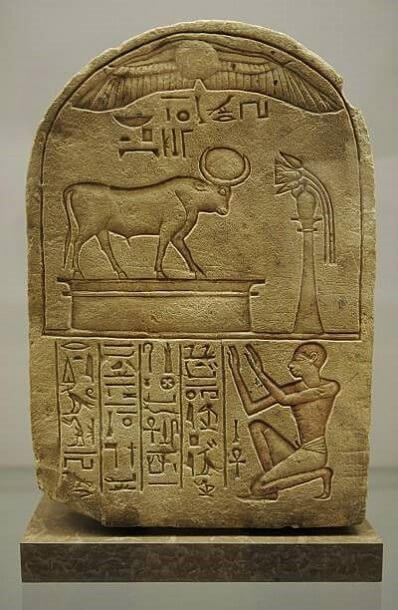 Stèle d'Ipi dédiée au taureau Mnévis, provenant probablement d'Héliopolis, Nouvel Empire