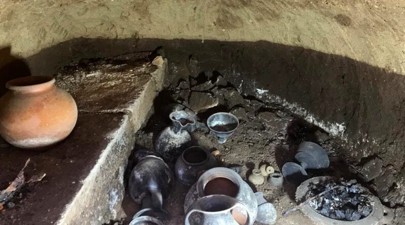 Contenu d'une tombe étrusque intacte d'une nécropole de l'ancienne cité de Vulci